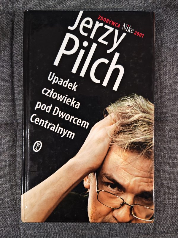 Upadek człowieka pod Dworcem Centralnym.