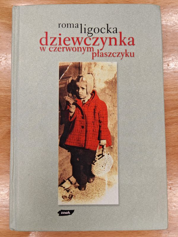 Dziewczynka w czerwonym płaszczyku.